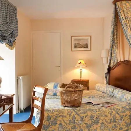 Отель Chateau Colbert 3*