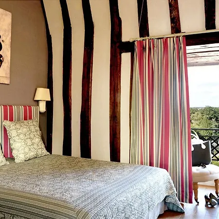 מלון Chateau Colbert 3*
