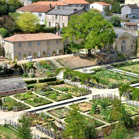 מלון Chateau Colbert