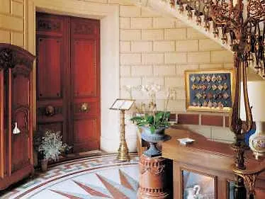 Chateau Colbert Отель