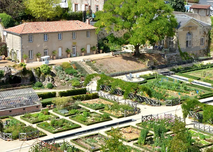 מלון Chateau Colbert