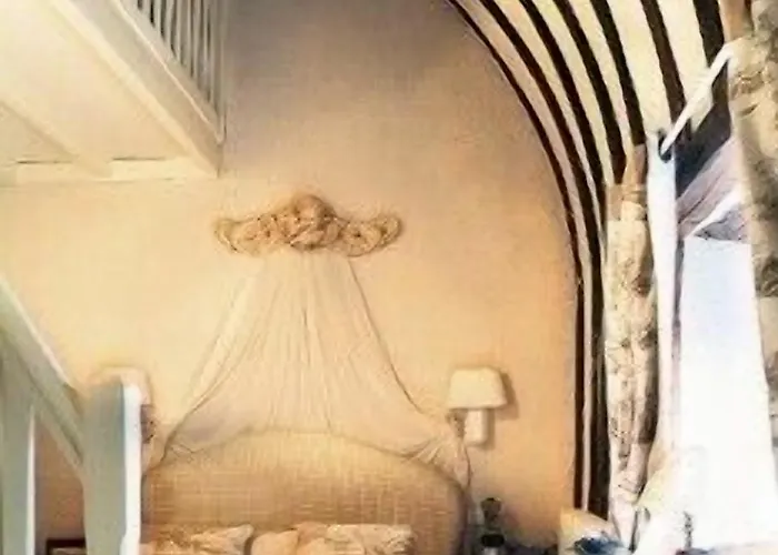 Chateau Colbert מלון