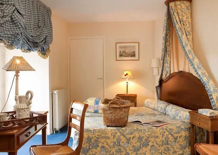 מלון Chateau Colbert 3*