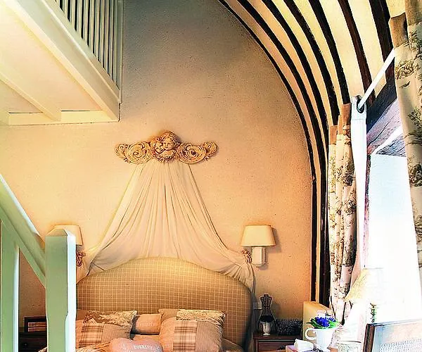 Chateau Colbert Szálloda 3*